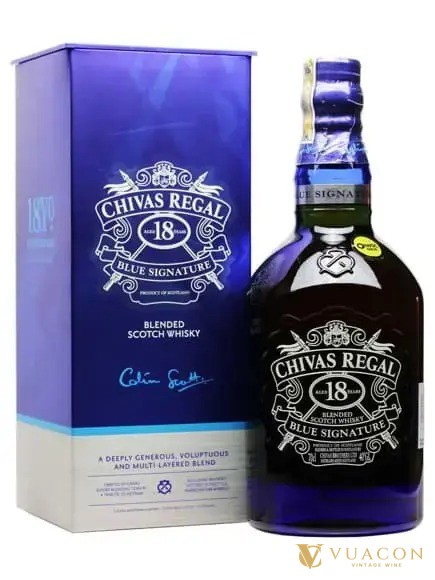 Chai Chivas 18 Blue Signature màu xanh tím cạnh hộp xanh