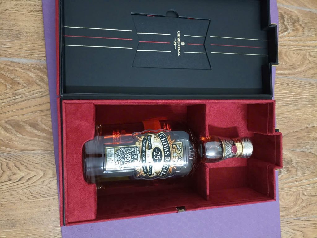 Chai Chivas Regal 25 The Legend nằm trong hộp đã mở nắp