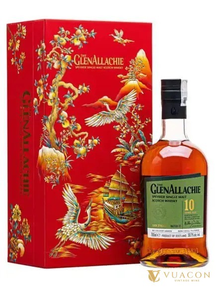 Hộp quà GlenAllachie màu đỏ vẽ chim hạc và hoa vàng, cạnh chai GlenAllachie 10 năm nhãn xanh
