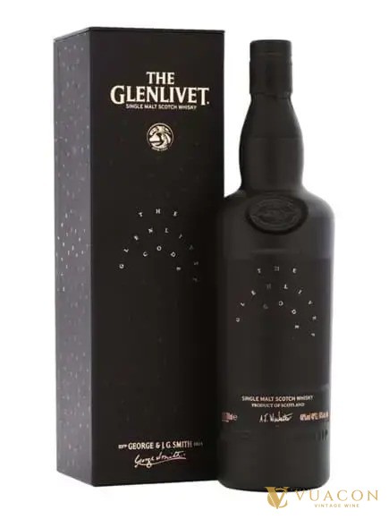 Chai Glenlivet Code màu đen cạnh hộp đen