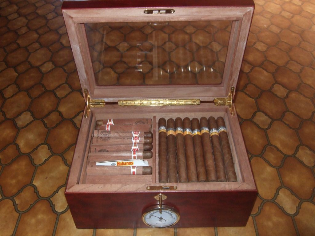 Humidor xì gà gỗ, một dạng tủ bảo quản xì gà để bàn