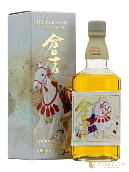 Chai The Kurayoshi Pure Malt cạnh hộp vẽ ngựa trắng, nhãn chai cũng vẽ ngựa và chữ Year of the Horse
