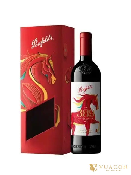 Hộp đỏ Penfolds vẽ ngựa vàng, cạnh chai Penfolds Bin 389 nhãn có hình ngựa đỏ
