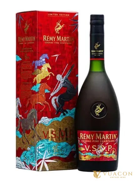 Chai Rémy Martin VSOP nhãn đỏ cạnh hộp đỏ vẽ đàn ngựa nhiều màu, chữ Limited Edition trên nắp hộp
