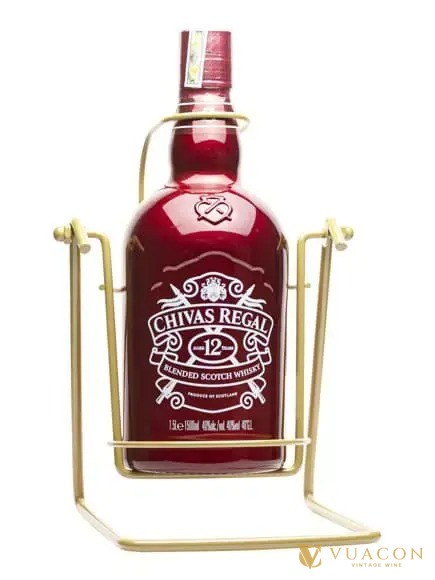 Chai Chivas 12 năm 1.5L màu đỏ trên giá đỡ vàng, bình rượu chưng Tết