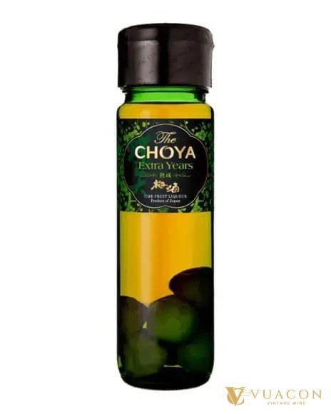 Chai rượu mơ The Choya Extra Years thân thuỷ tinh, nhãn xanh lá đậm, bên trong có nhiều quả mơ xanh ngâm