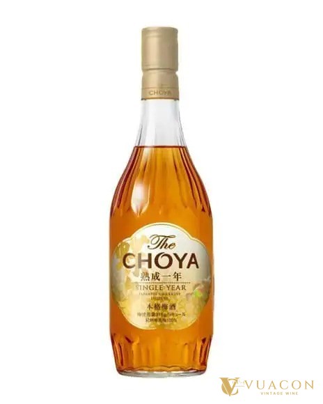 Chai rượu mơ The Choya Single Year màu hổ phách, nắp vàng, nhãn trắng chữ đen