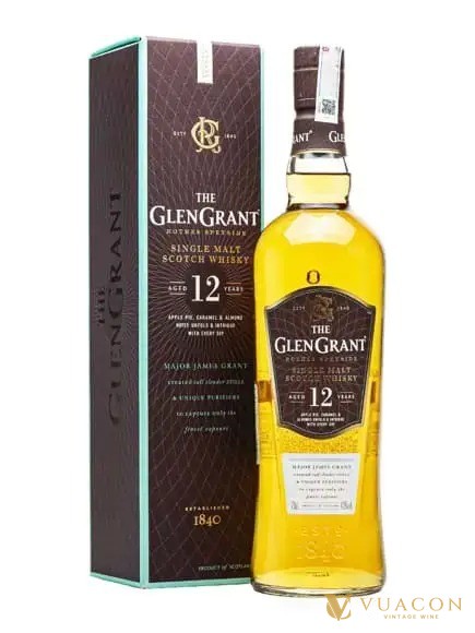 Rượu Glen Grant 12 năm single malt Speyside, chai nền của Glen Grant bên cạnh tin Dewar's 2026
