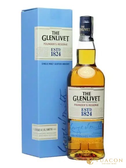Chai Glenlivet Founder's Reserve cạnh hộp giấy xanh của hãng