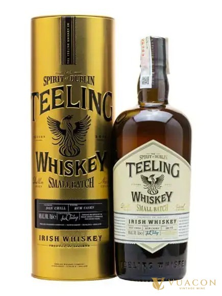 Chai Teeling Small Batch Irish whiskey đặt cạnh hộp thiếc màu vàng