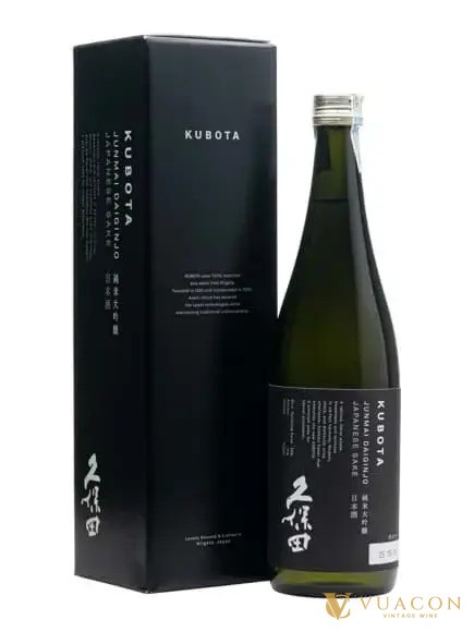 Chai sake Kubota Junmai Daiginjo đen cạnh hộp đen