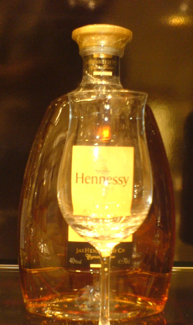 Chai Cognac kèm ly thưởng thức, phù hợp tầm giá quà Tết 1 triệu đồng