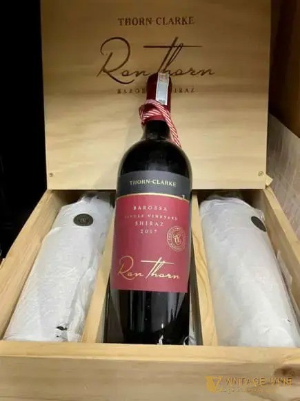 Thùng gỗ Thorn Clarke Ron Thorn mở nắp, ba chai Shiraz nằm trong