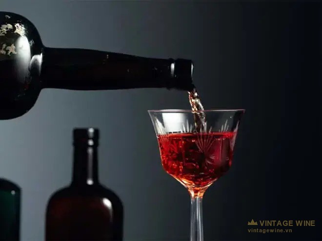 Rót vang đỏ ngọt ra ly