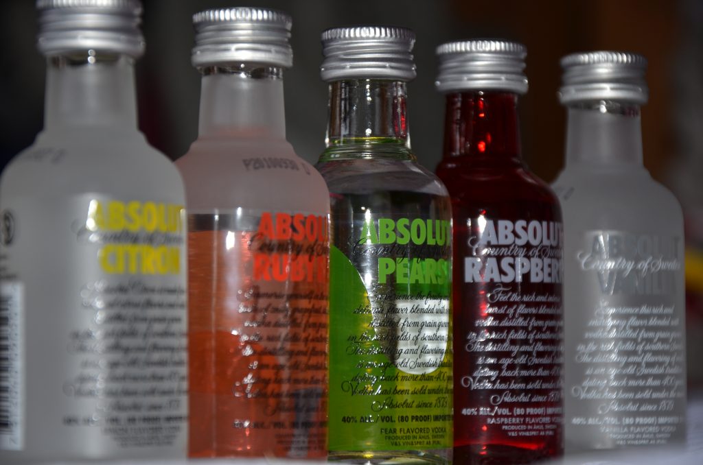 Các chai vodka Absolut nhiều vị