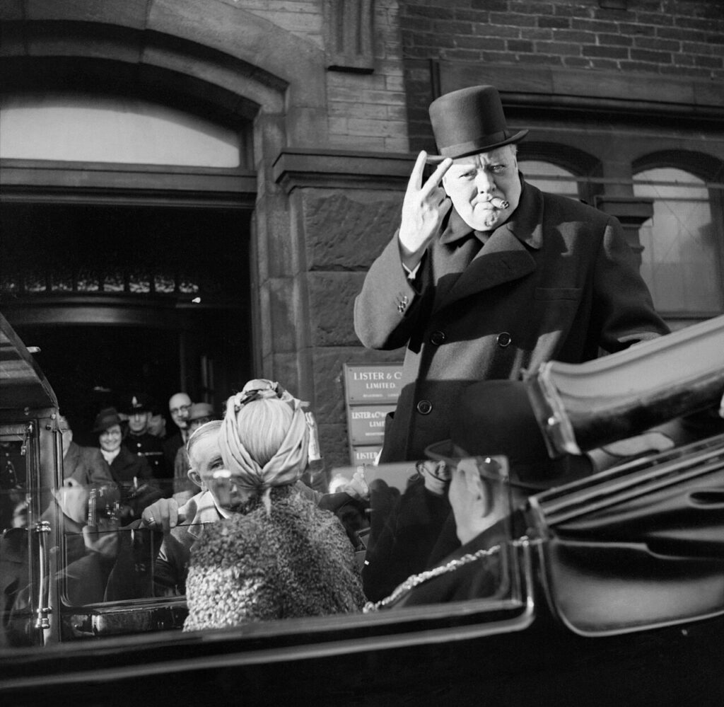 Winston Churchill ngậm xì gà năm 1942, người đặt tên cho dòng Churchill của xì gà Romeo y Julieta