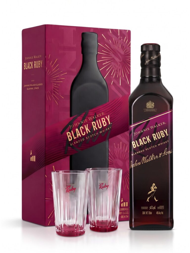 Hộp quà Tết 2027 màu đỏ mận của Johnnie Walker Black Ruby, cạnh chai Black Ruby và hai ly thuỷ tinh màu hồng