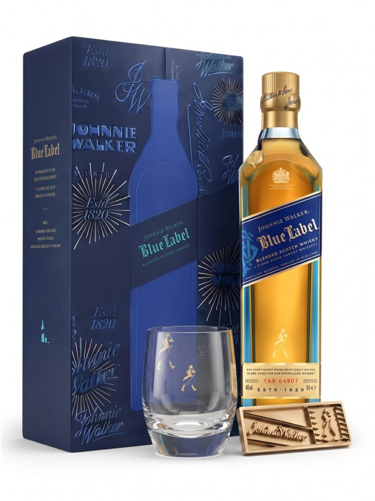 Hộp quà Tết 2027 màu xanh navy của Johnnie Walker Blue Label, chai Blue Label, một ly thuỷ tinh và miếng gỗ khắc hoa văn