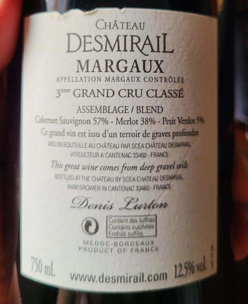 Nhãn sau chai vang Pháp Château Desmirail Margaux ghi dòng Mis en bouteille au château kèm tên và địa chỉ người đóng chai